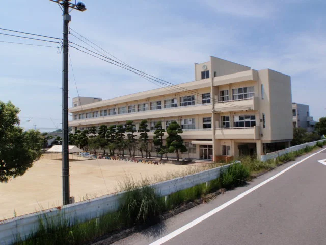丸亀市立城東小学校まで1200m