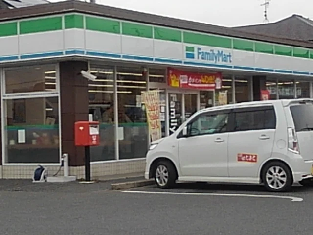 ファミリーマートまで650m