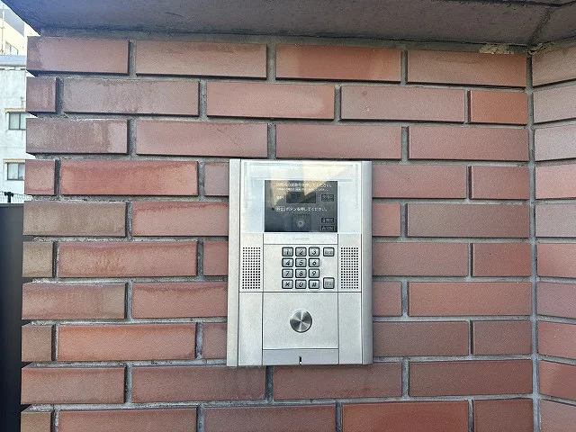 ゲート前インターホンです。