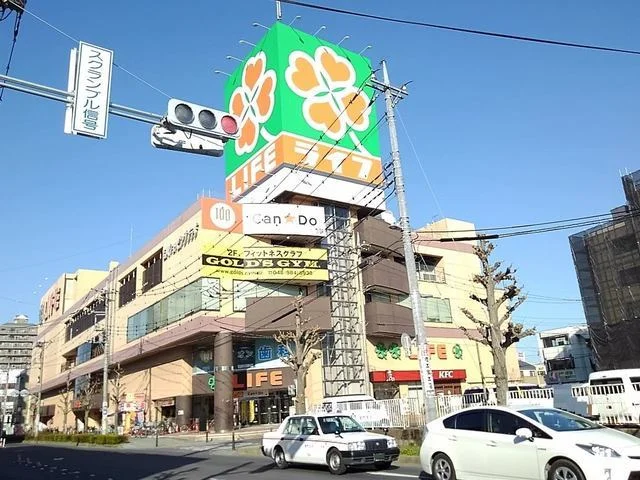 ライフ吉川駅前店まで750m