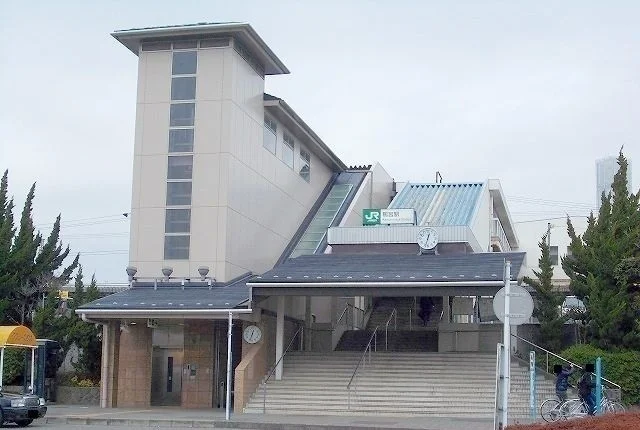 東海道線・鴨宮駅まで320m