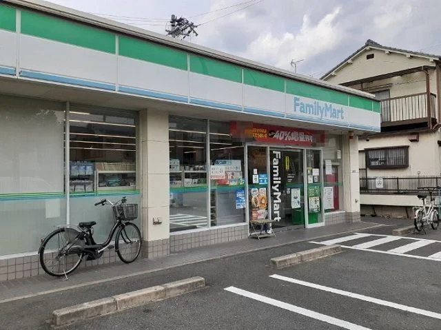 ファミリーマート様まで220m