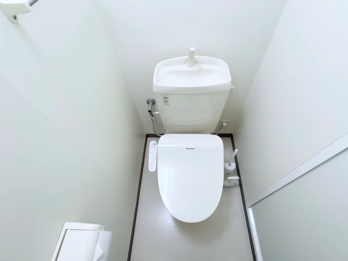 ウォシュレットつきのトイレです。老若男女皆様に安心してご利用いただけますね☆トイレにもトイレ用洗剤とトイレ用ブラシをご用意しておりますので長期ご利用の場合の気になる汚れなどもお掃除して頂けます＾