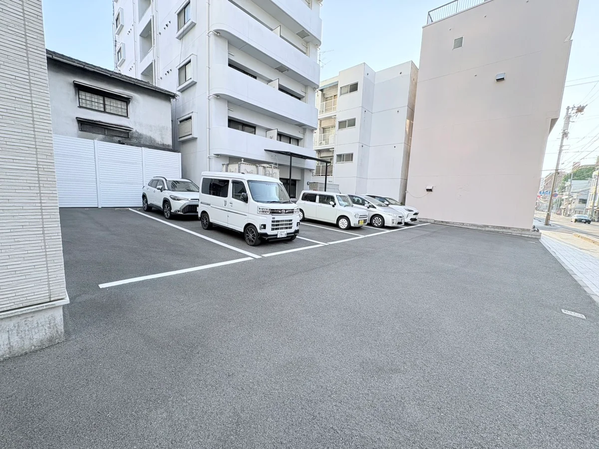 駐車場は広く大型車でも停めやすいです！