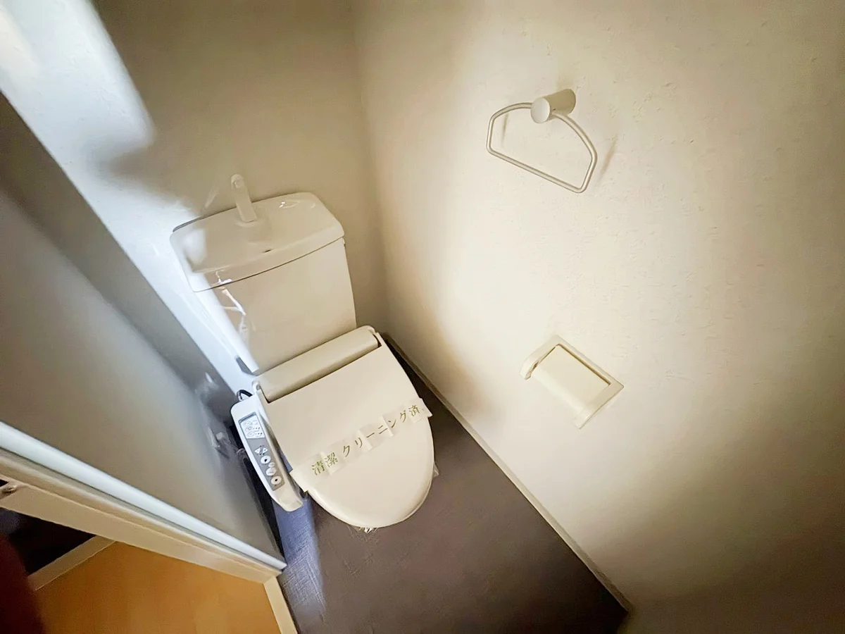 温水洗浄機能便座付きトイレです🚽備品設置前写真です。