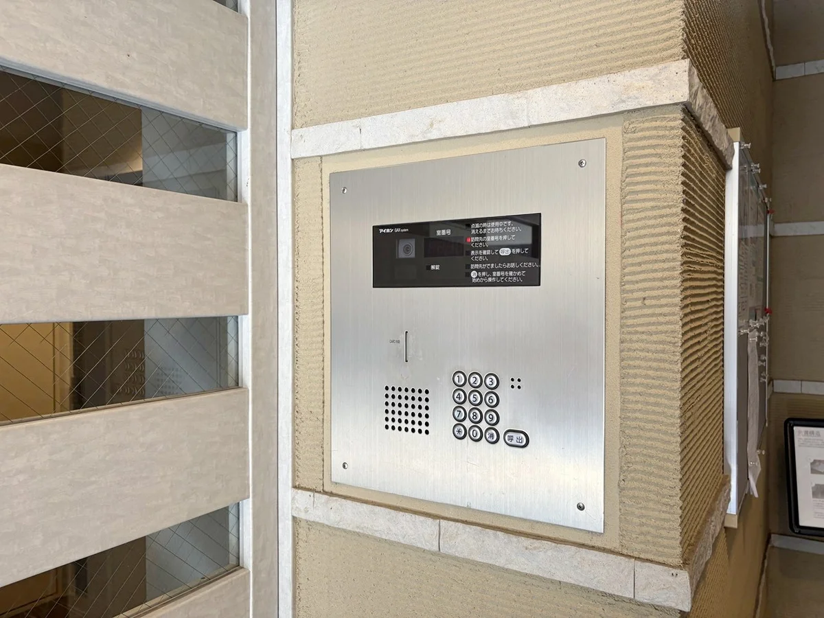 エントランスにはオートロックがあるので安心です◎