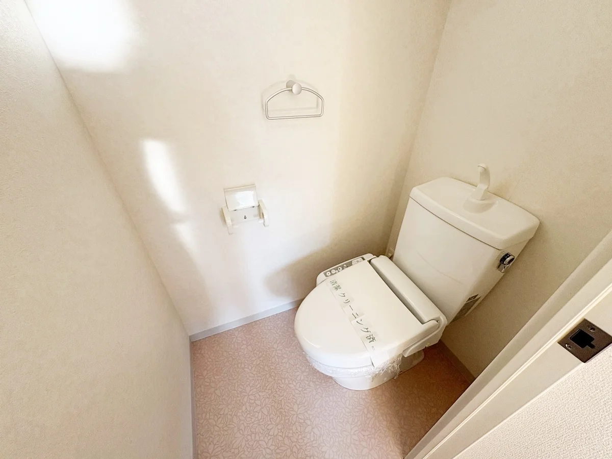 温水洗浄機能便座付きトイレです🚽備品設置前写真です。