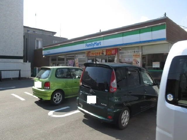 ファミリーマートまで750m