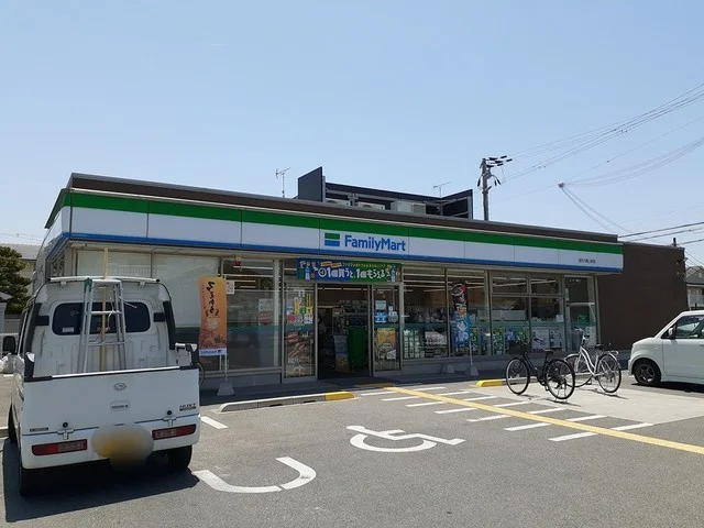 ファミリーマートまで563m