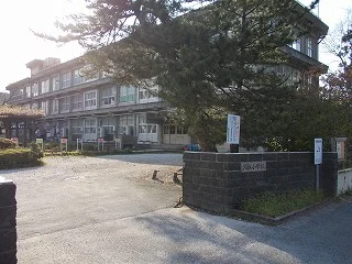 鳥取市立久松小学校まで900m