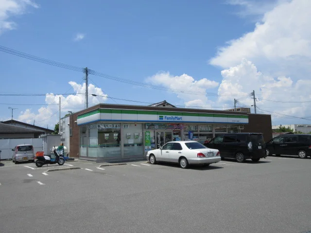 ファミリーマートやまざくら通りまで650m