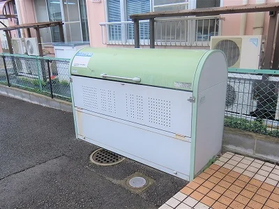 敷地内にゴミ庫が設置されておりゴミ捨てに便利です