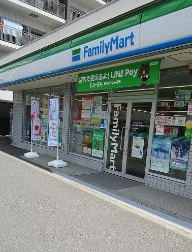 ファミリーマートまで18m
