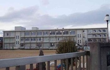白鳥小学校まで250m