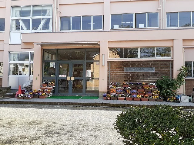 鳥取市立湖山小学校まで1200m