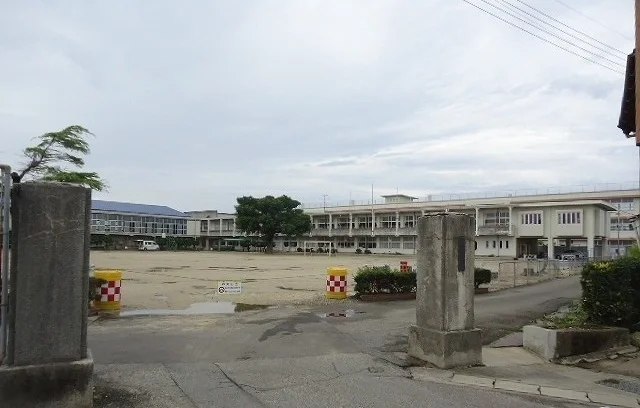 高津小学校まで200m