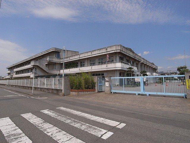 神明小学校まで1400m