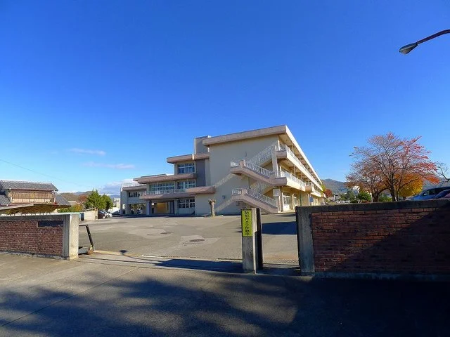 桐生市立境野小学校まで850m