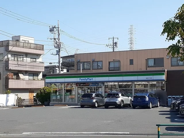 ファミリーマートまで301m
