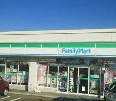 ファミリーマートまで990m