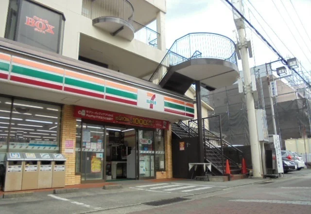 セブンイレブン栢山駅前店まで700m