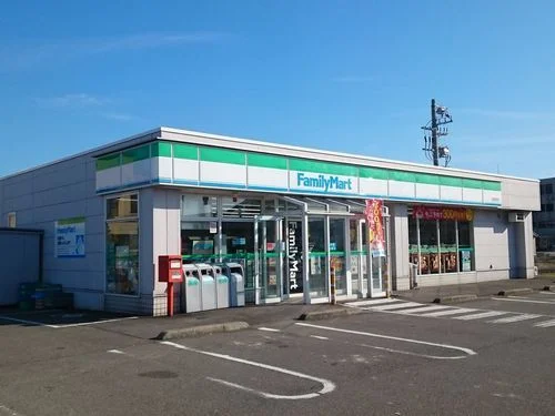 ファミリーマート 丸岡西里店まで800m