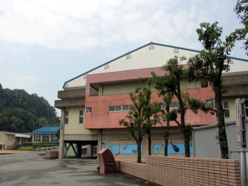 金津小学校まで1600m
