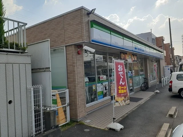 ファミリーマートまで97m