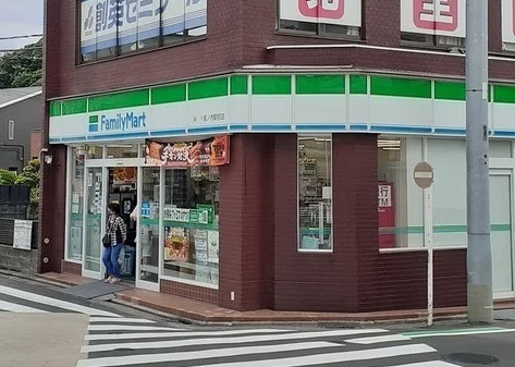 ファミリーマートまで338m