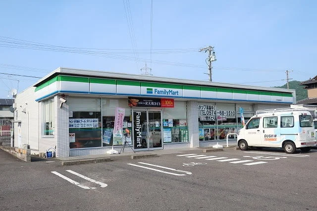 ファミリーマートまで350m