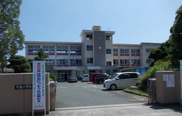 竹島小学校まで1200m
