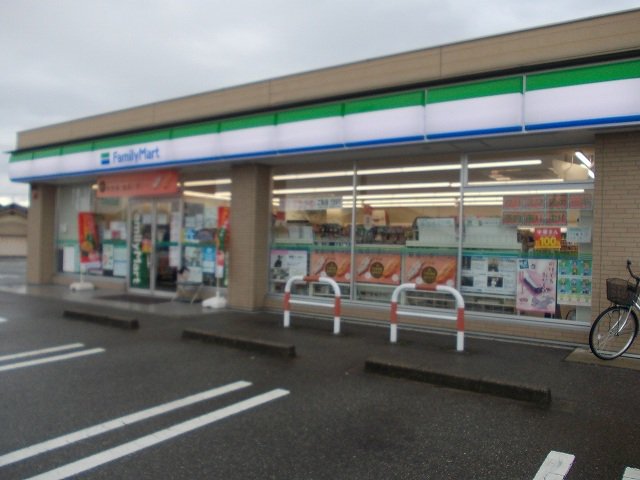 ファミリーマートまで100m