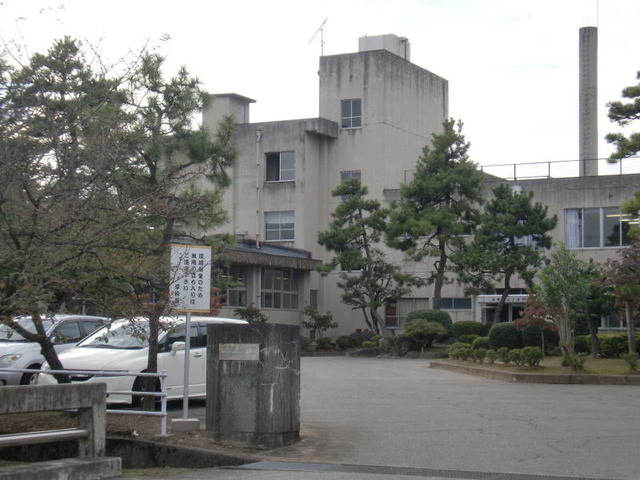 戸出中学校まで1800m