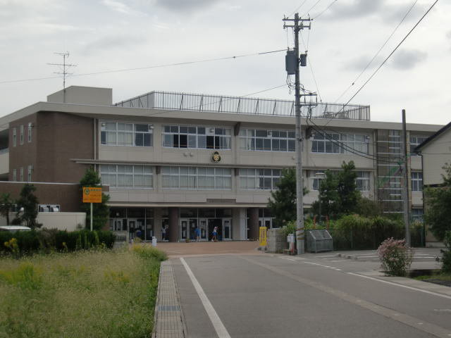戸出西部小学校まで300m