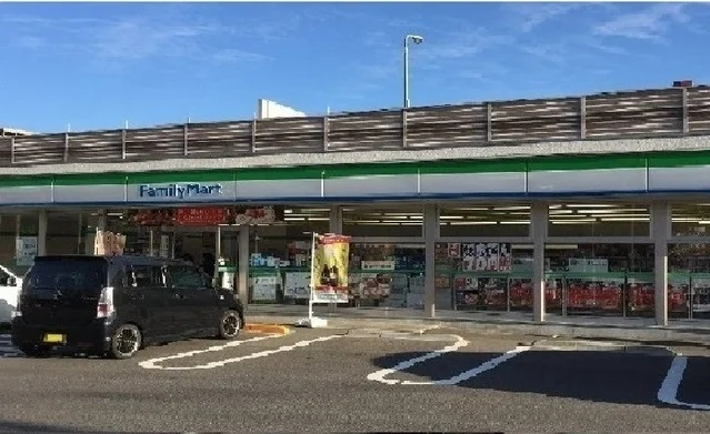 ファミリーマートまで530m