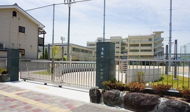 沖洲小学校まで800m
