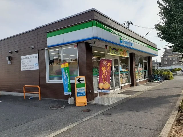 ファミリーマートまで282m