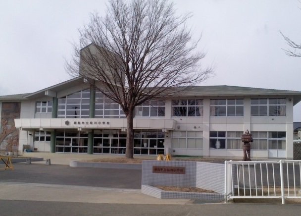 松川小学校まで1700m