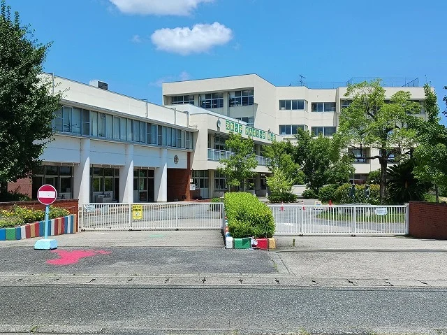 武豊町立緑丘小学校まで1300m