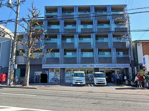 ローソン　金閣寺前店まで308m