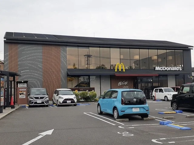 マクドナルド　衣笠店まで521m