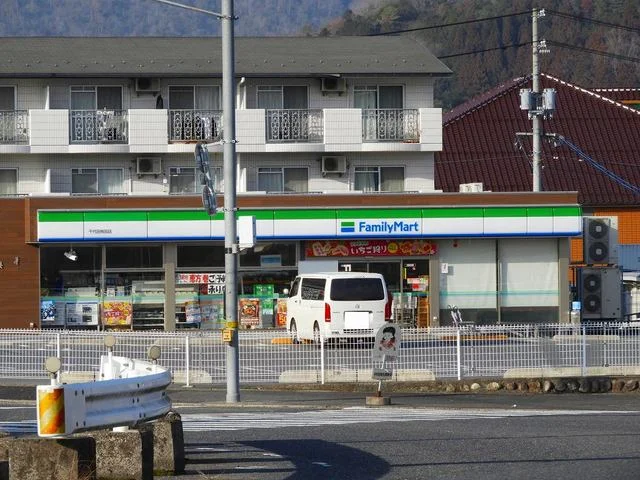 ファミリーマートまで650m