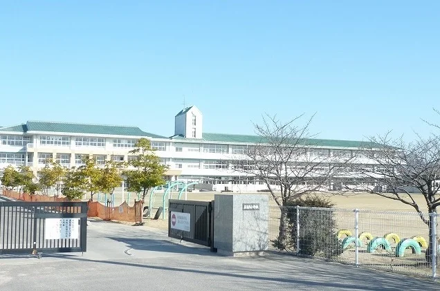三日月小学校まで2900m