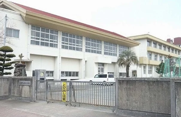 砥川小学校まで1000m