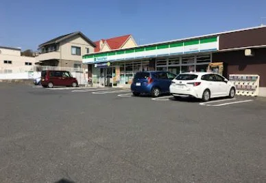 ファミリーマート上依知店まで750m