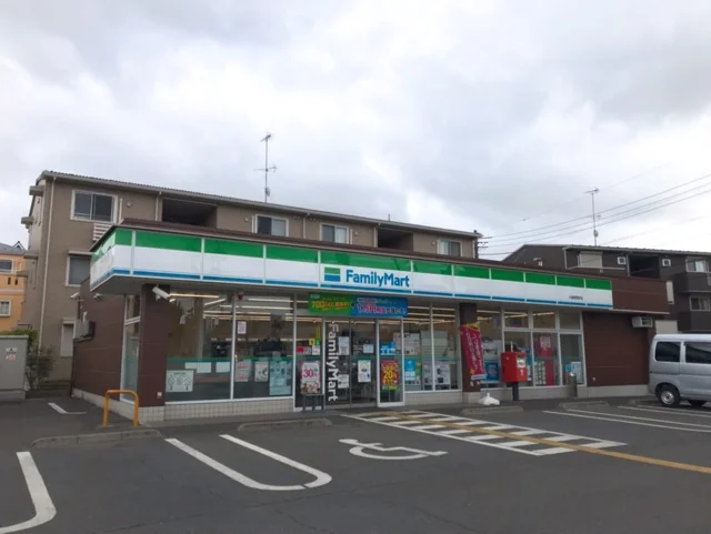ファミリーマートまで260m