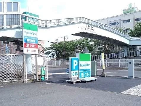 ファミリーマートまで750m