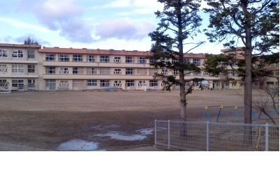 渡利小学校まで1600m