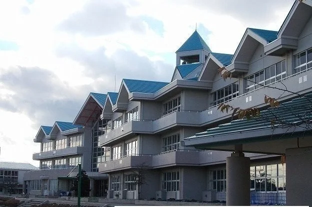 三島小学校まで1000m