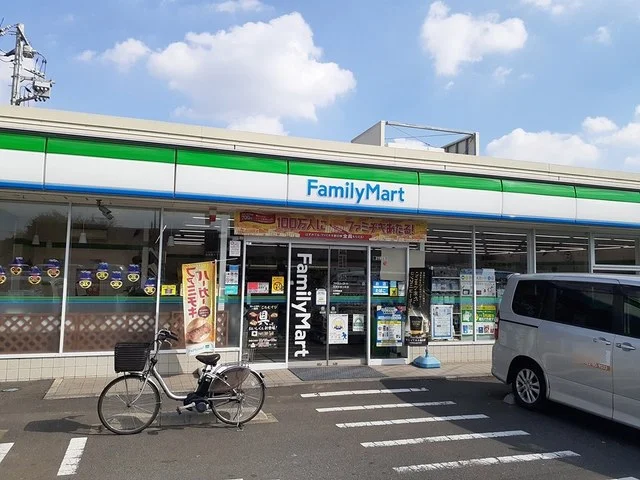 ファミリーマートまで279m